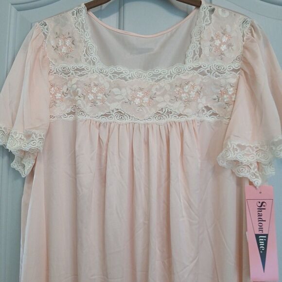 Shadowline Vintage 80s Soft Peach Lace Trim Short Sleeve Nightgown Size Med. NWT - Picture 1 of 7
